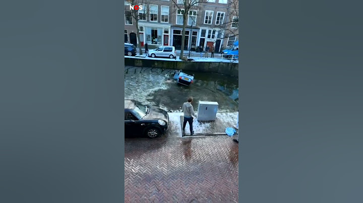 Student redt vrouw uit te water geraakte auto in Delft #nos #nieuws