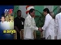 Jagan Ignores Chandrababu, Speaks with KCR @ At Home