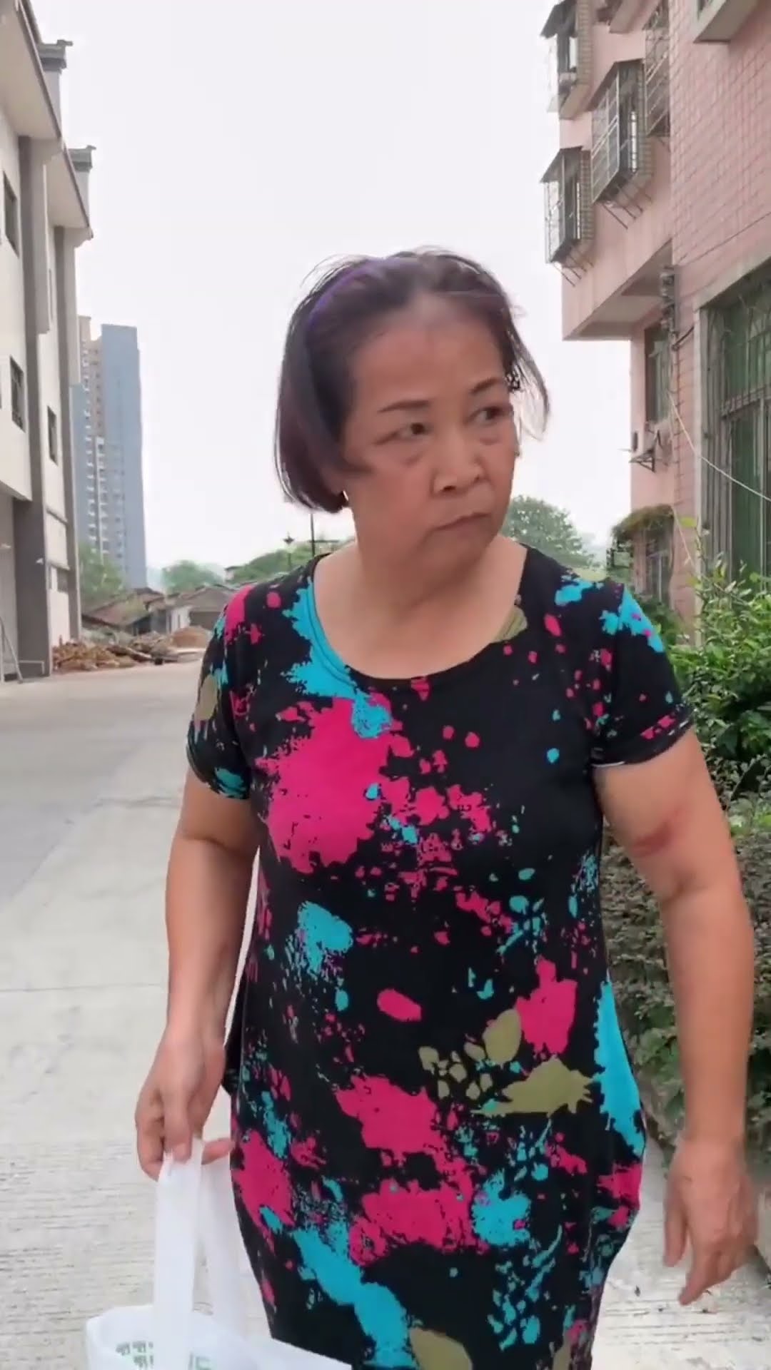 The genius son used eggplant to impersonate Coke, but it couldn't escape the eyes of his mother!