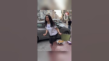 Cô bé vô gia cư trả lại ví tiền và cái kết vô cùng ấm áp