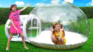 Eva y mamá juegan con una enorme pelota inflable - Aventuras para niños