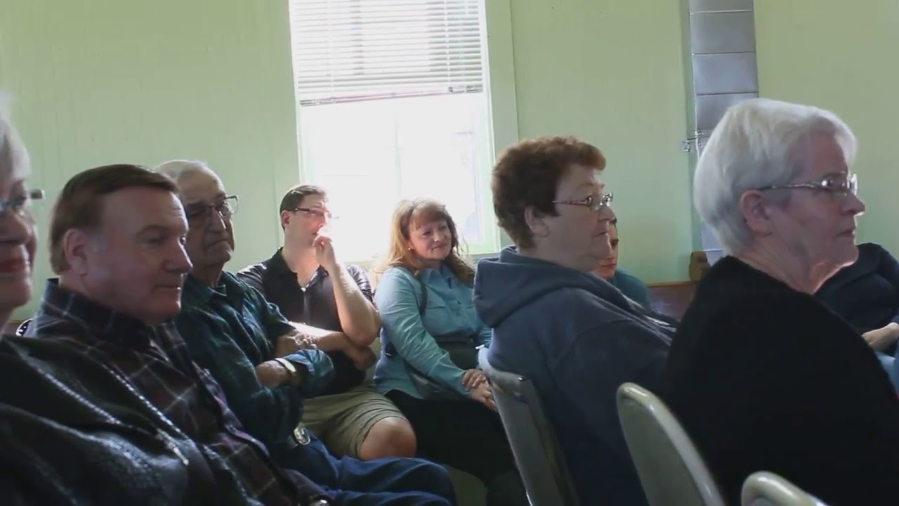 Brent Mason, accompanied by Joyce Boone, Randy Vail, and Haley McMillan, leading community singing
