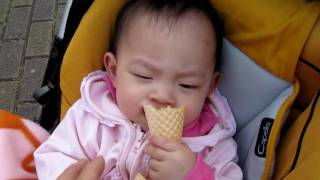 【2011.3.5】小庭庭愛上冰淇淋，說什麼都不肯放手！