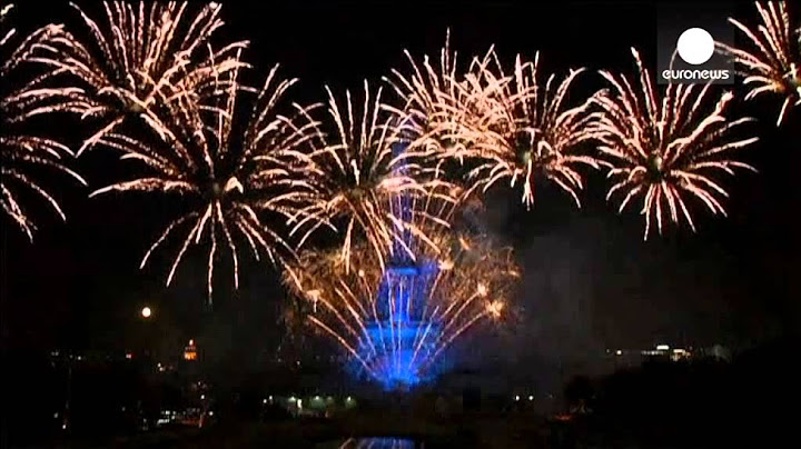 Le feu d'artifice du 14 juillet 2014 illumine la tour Eiffel