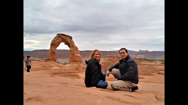 Hiking to the Delicate Arch and exploring Arches N...