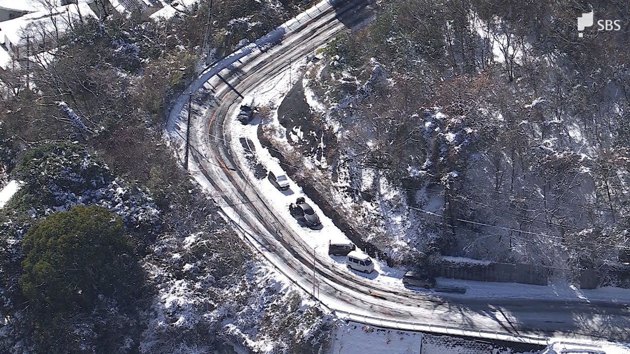 積雪で車が多数立ち往生 帰宅困難約400人小学校に避難 冷え込み厳しく