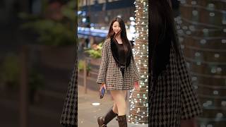 Beautiful Girl Walking Down The Street Chinese Street Fashion