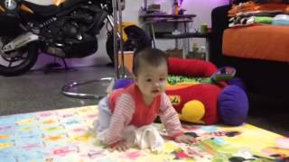 My little girl first crawl at 30 weeks old