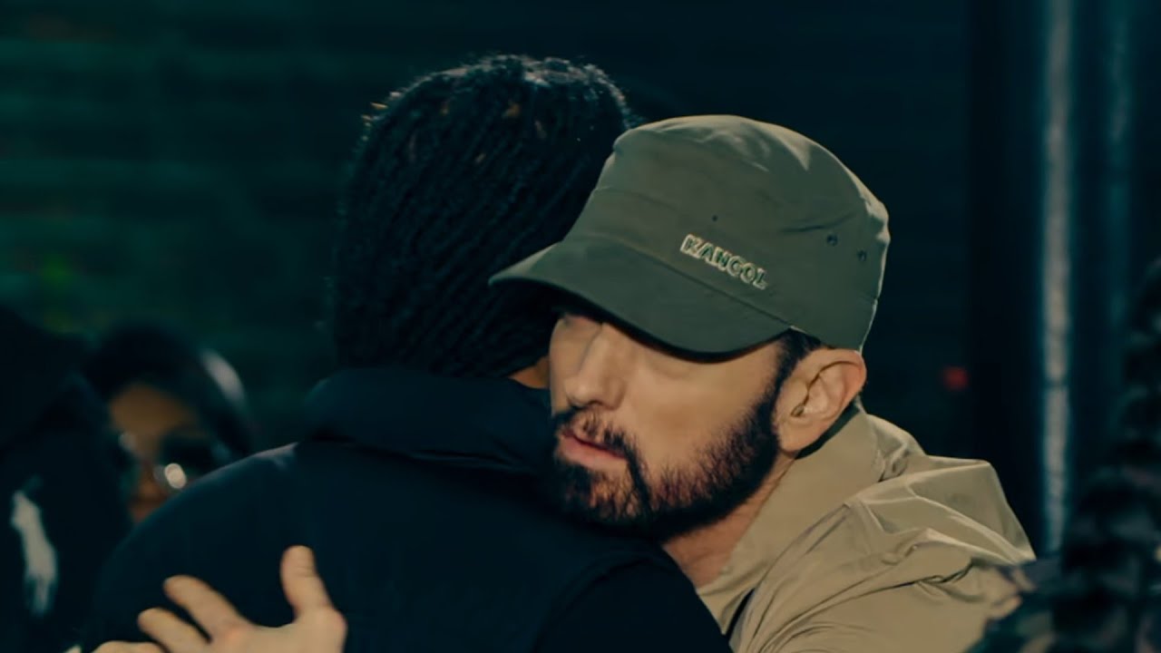 "Sweetheart, don't cry!" - Eminem hugs contestant on Rhythm & Flow Season 2 adlı videoyu YouTube'da izle "Sweetheart, don't cry!" - Eminem hugs contestant on Rhythm & Flow Season 2 adlı videoyu YouTube'da izle