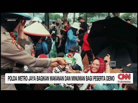Polda Metro Jaya Bagikan Makanan Dan Minuman Bagi Peserta Demo