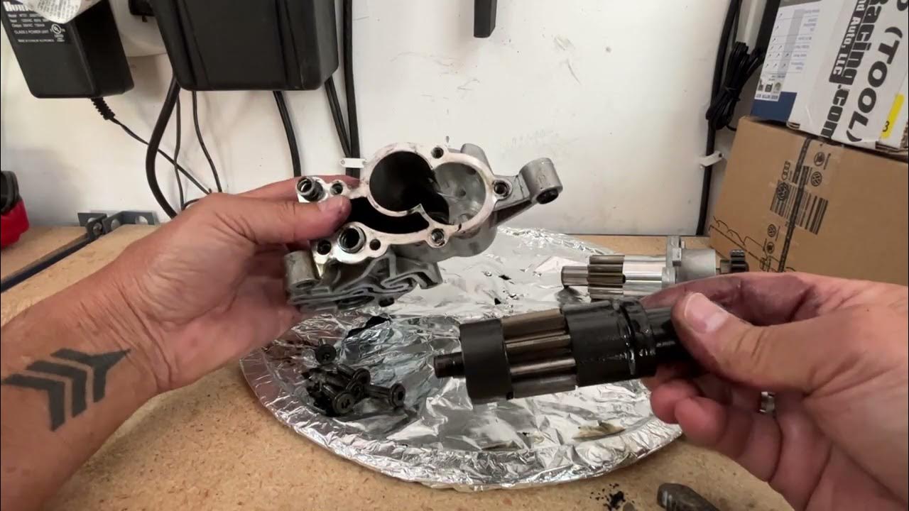 Audi A4 B8 2.0T Taking apart the bad two stage oil pump to see what's