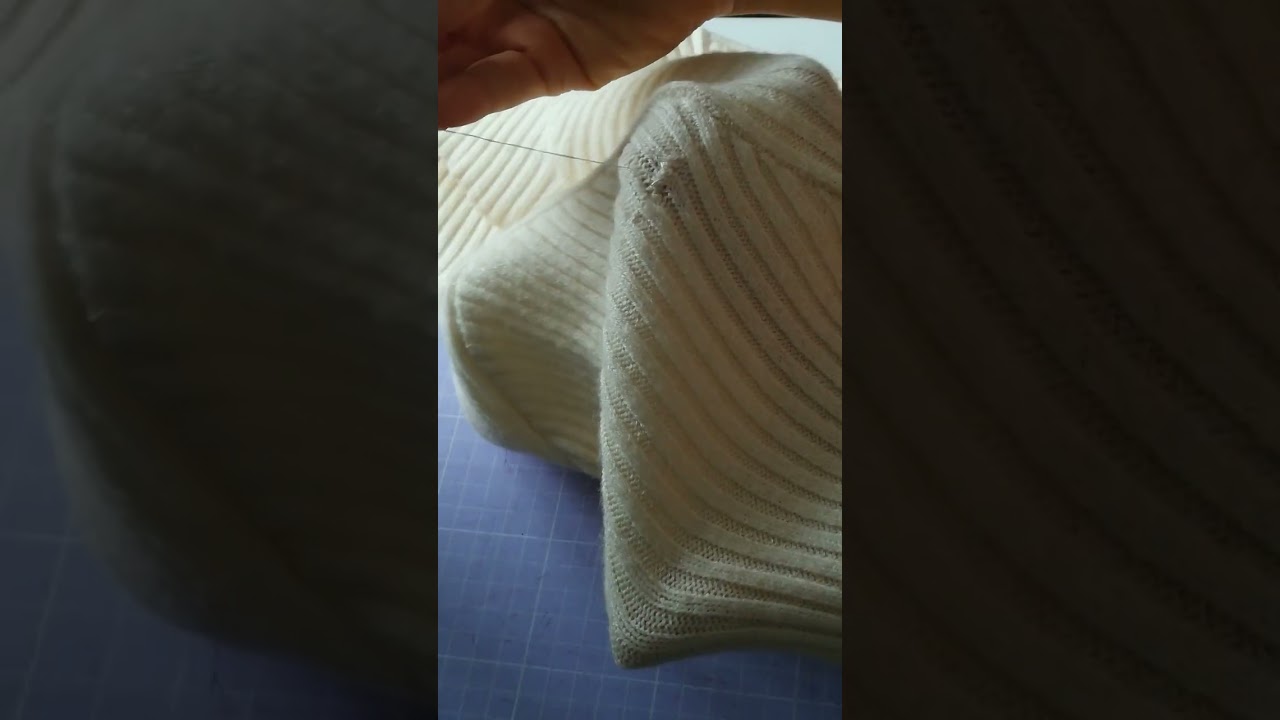 Ce pull en tricot avait un petit trou que j'ai recousu à la main.