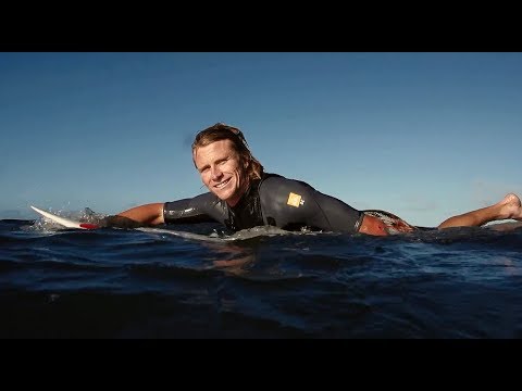 Видео: Защо Pro Surfer Mark Healey пука бира в Five O'Clock
