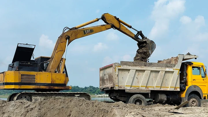 Excavator Unloading from Trailer. Komatsu PC210-10 New Machine. Excavator