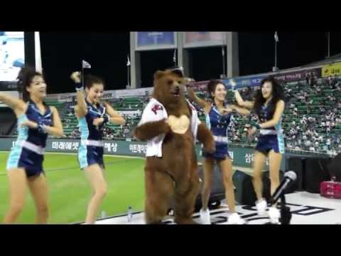 World best GANGNAM STYLE BEAR!! ("Psy-Gangnam style" Dancing Bear)