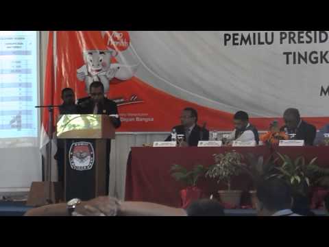 Divisi Teknis KPU Provinsi Papua Barat, Elimelek Mundzoni didampingi sekretaris KPU Raja Ampat mempr