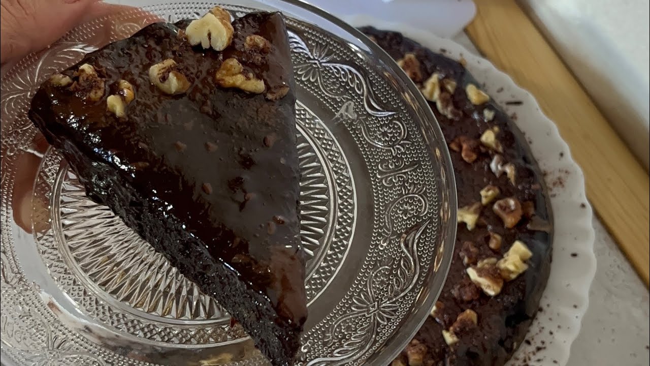 عندك كاكي طايب؟ 🍊 أروع كيكة فوندان بالشوكولا و بالكاكي .. بنة وخفة خيالية! 🍫✨