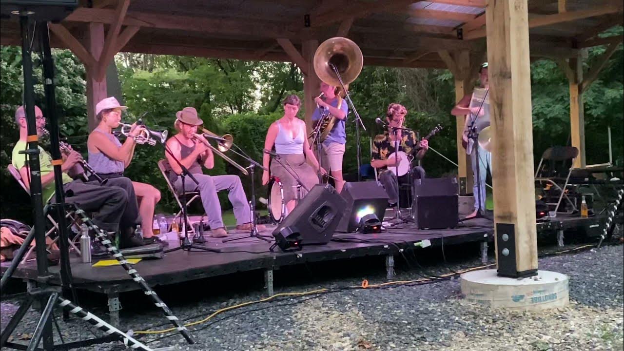 Tuba Skinny at the Arboretum- Memphis Shake by The Dixieland Jug Blowers (1928) Tuba Skinny at the Arboretum- Memphis Shake by The Dixieland Jug Blowers (1928)