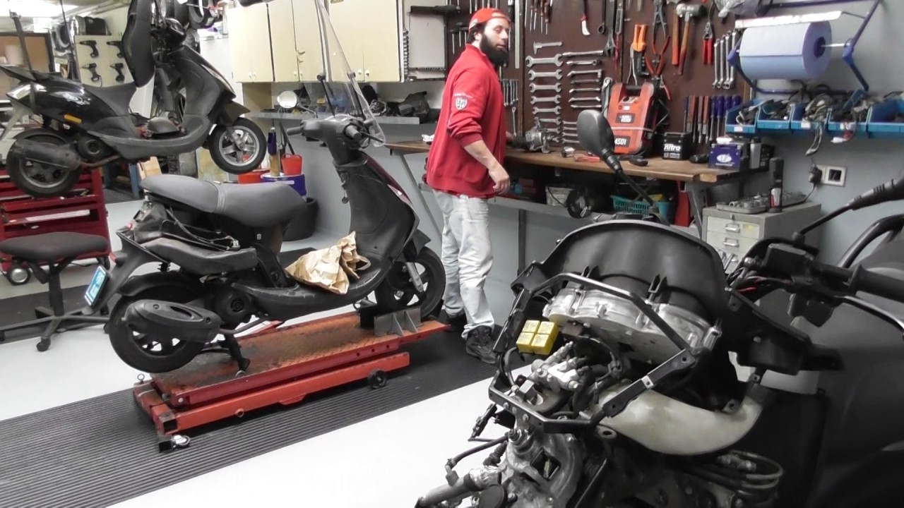 piaggio mp3 400 rollock vervangen deel 1 39 - YouTube