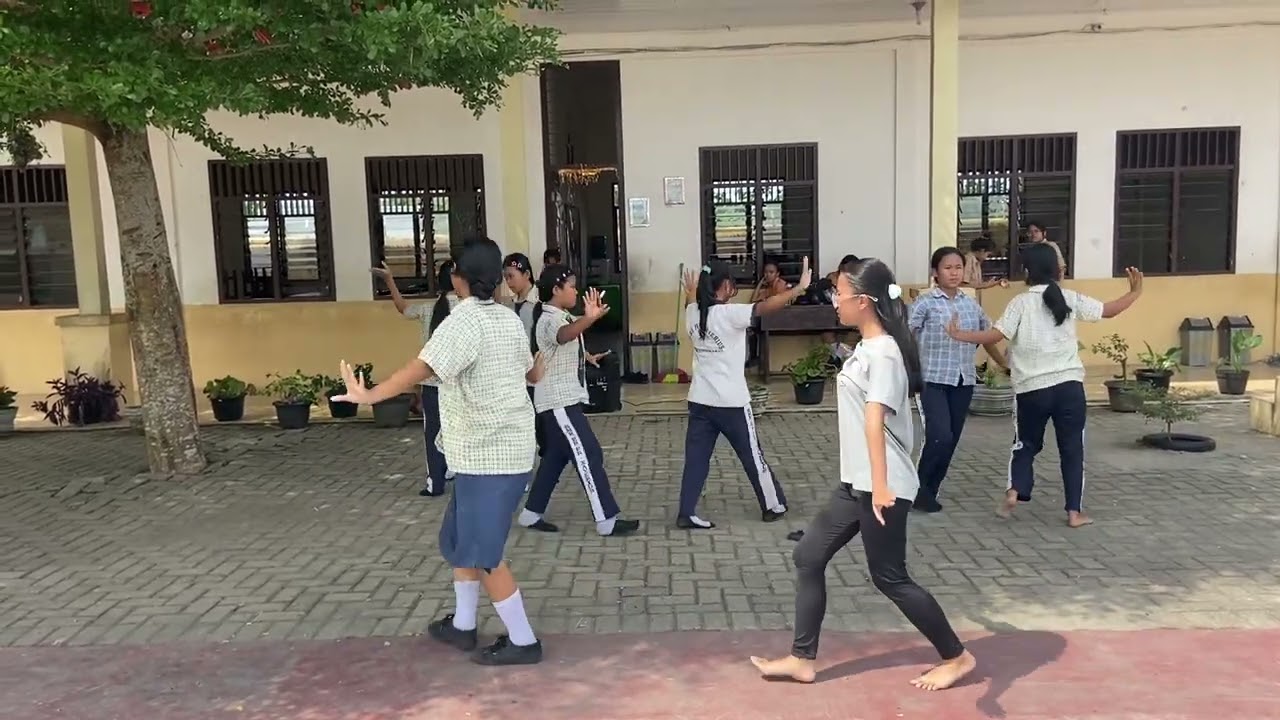 Latihan pengenalan dasar gerak tari Toba di iringi musik. dbamboo dengan judul Lae Lae tondib