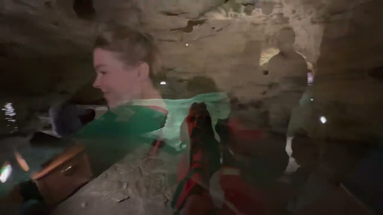 Тапольца , Венгрия , Система подземных известняковых пещер длиной 300 м, где можно плавать на лодке