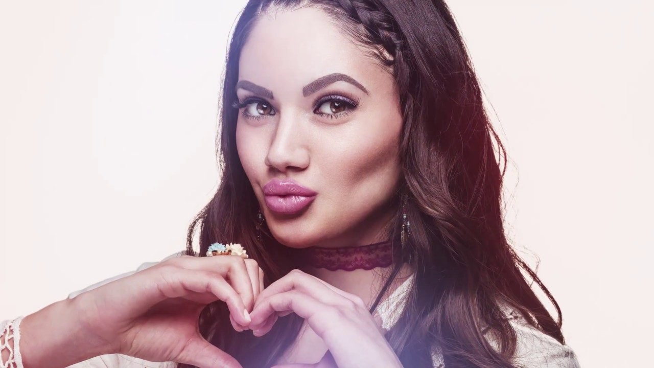 Blooming Lash by Kiss Blends with Natural Lashes