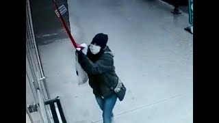 İş Yeri̇ndeki̇ Türk Bayrağini İndi̇rmek İsteyen Maskeli̇ Kadin Yakalandi