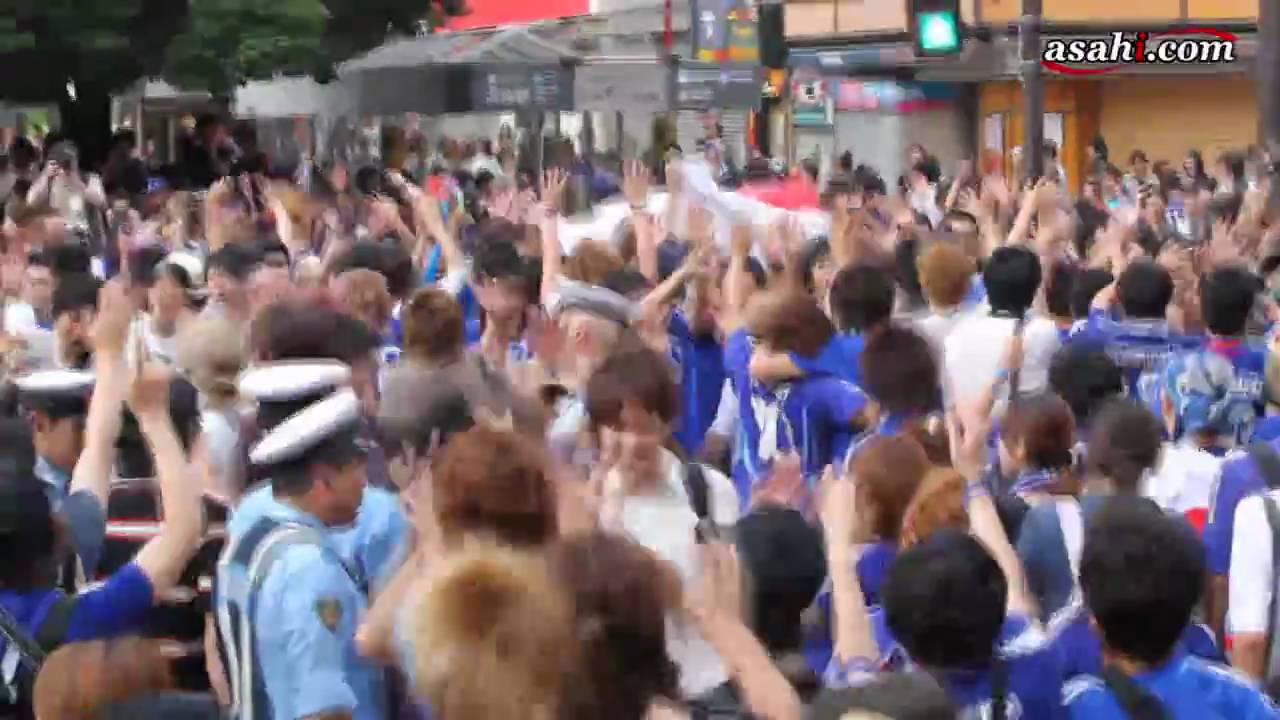Japan Wins, Sleepiness Blown Away: 3,000 People High-Five at