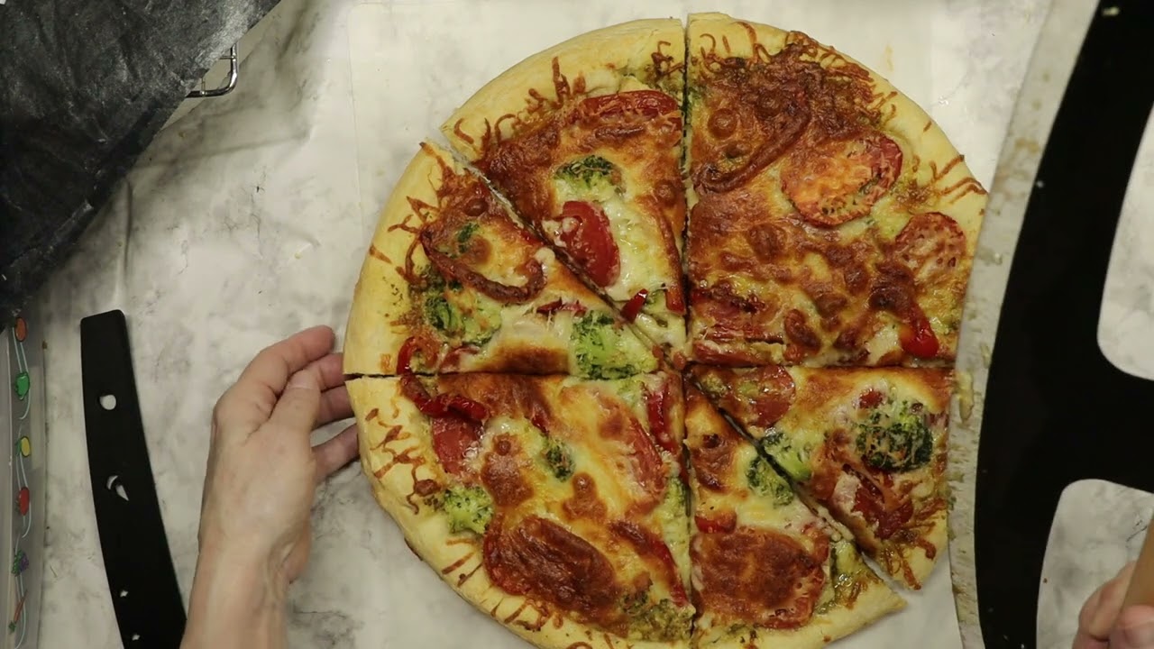 Rocking pizza cutter demo and review - YouTube