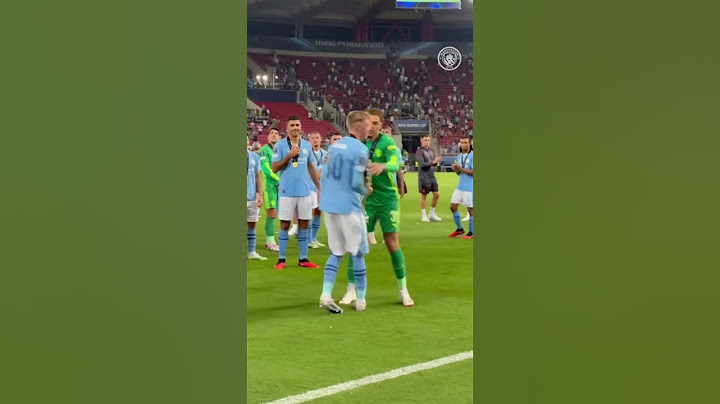 Ederson trying to teach Cole Palmer how to lift the trophy😭🤣 #mancity #supercup #championsleague