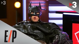 Entrevista improvisada: Judit Martín imita Batman - Està Passant