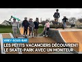 Ref:1Bb6BiAFZQU Les petits vacanciers d�couvrent le skate-park de Virey-sous-Bar avec un moniteur