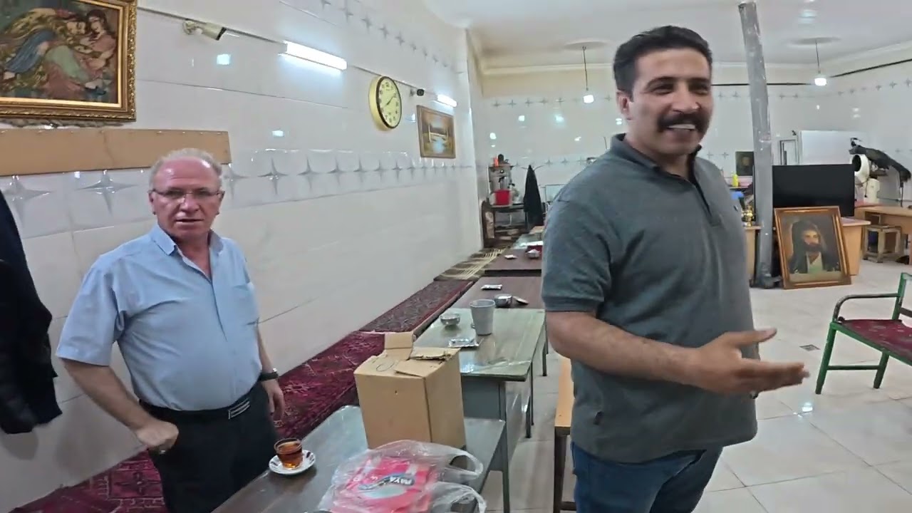 İran da bulunan Türk şehri Tebriz sokaklarında , gece gezmesi  ..