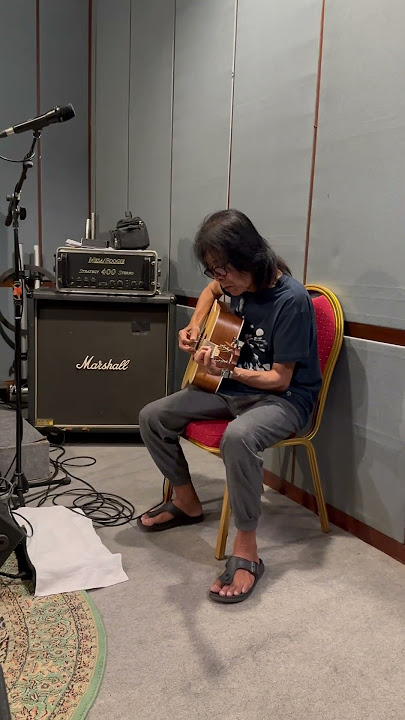 Mas Ian Antono dg acoustic guitar barunya. Bgmn soundnya sd ok? #godblessrocks #rumahkita #ianantono