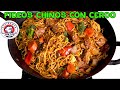 Fideos Chinos con carne de cerdo y vegetales.  Comida China