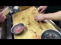 肝焼きの串刺し実演
