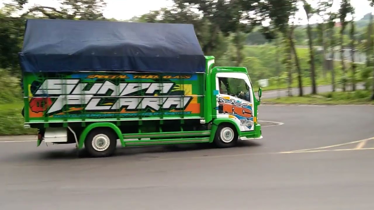 Truck tronton merambat truck engkel bersaing gas pool ditikungan tajam lahor