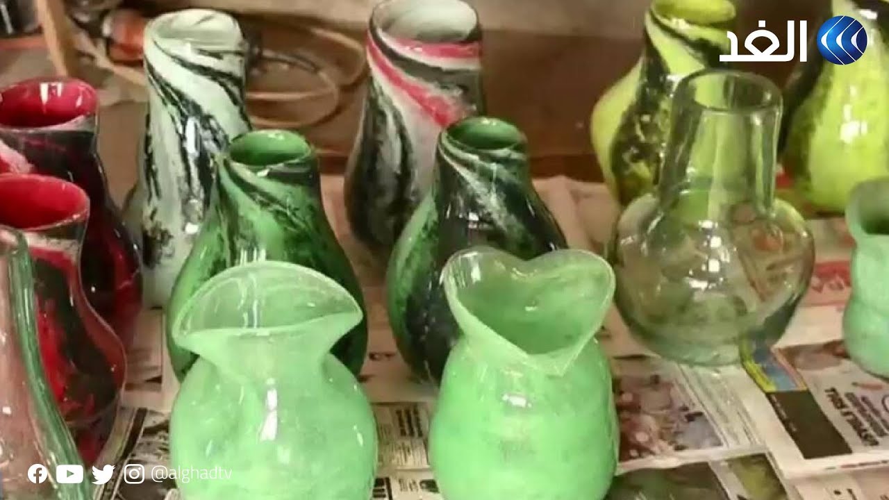 رجل أعمال يخلق فرص عمل جديدة للسكان من إعادة تدوير الزجاج في غانا