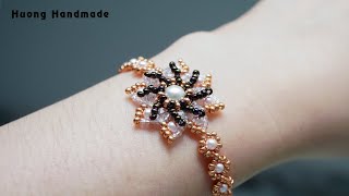 Twisted flower beaded bracelet. How to make pearl bracelet. Beading tutorial