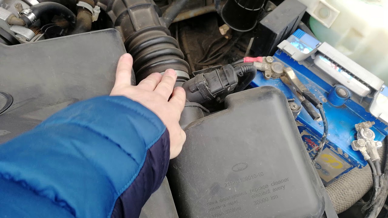 Jak reagovat, když se vaše auto zastaví v důsledku projíždění louže vody