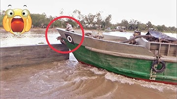 Sà lan va chạm cánh cổng đập trên dòng chảy xiết nguy hiểm