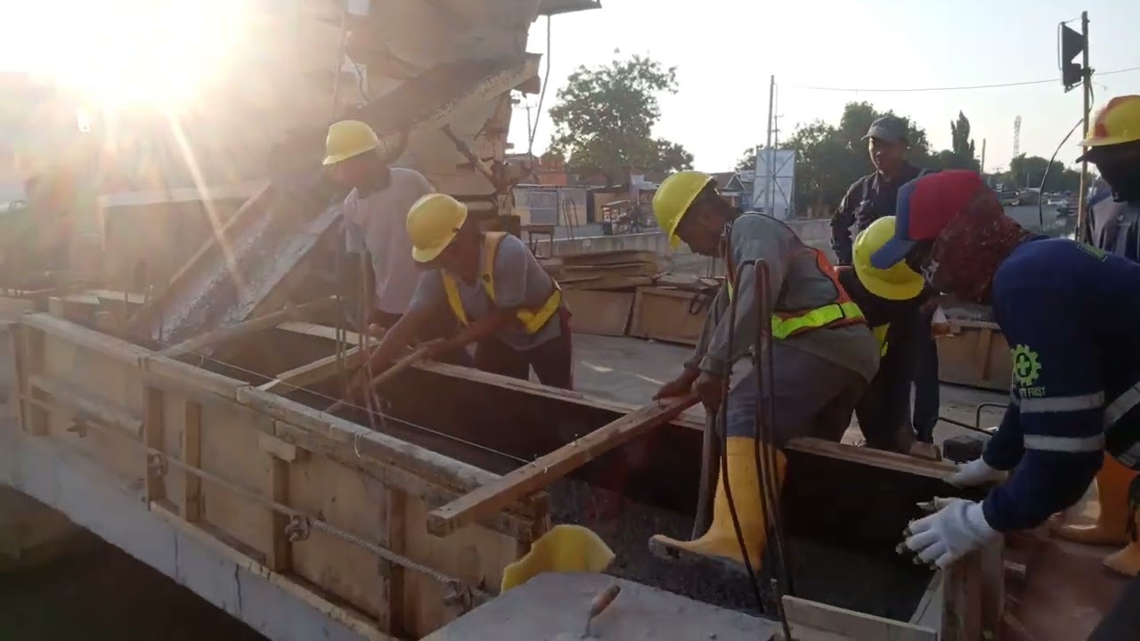 pengecoran sayap jembatan sungai Cipelang Indramayu 