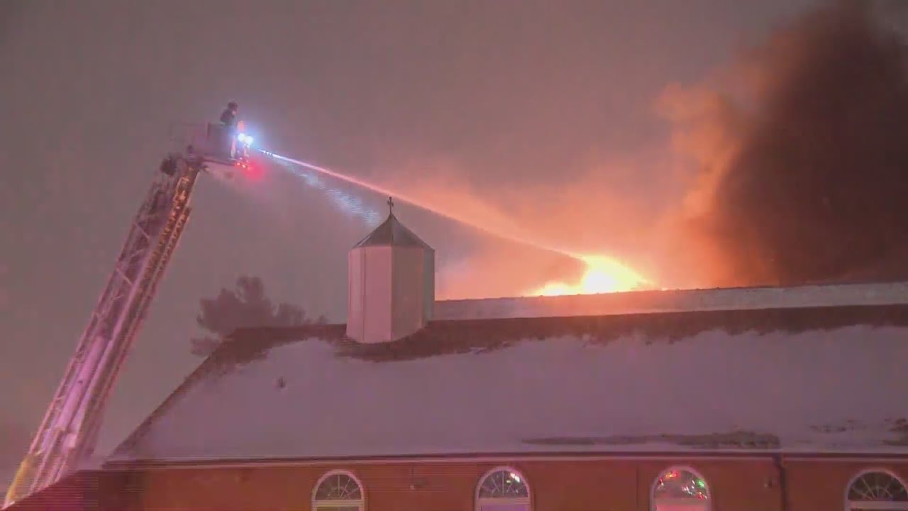 Firefighters battle blaze in 3-story building on South Side - YouTube