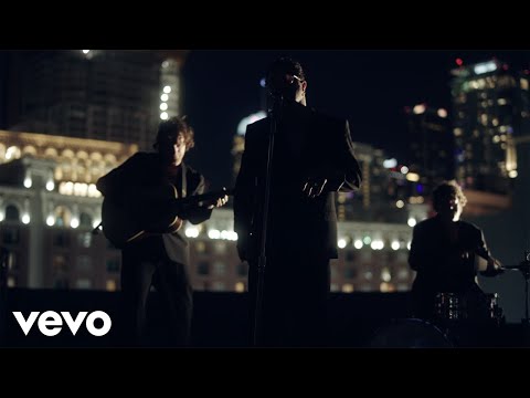 Смотреть клип Lovelytheband - Take Me To The Moon