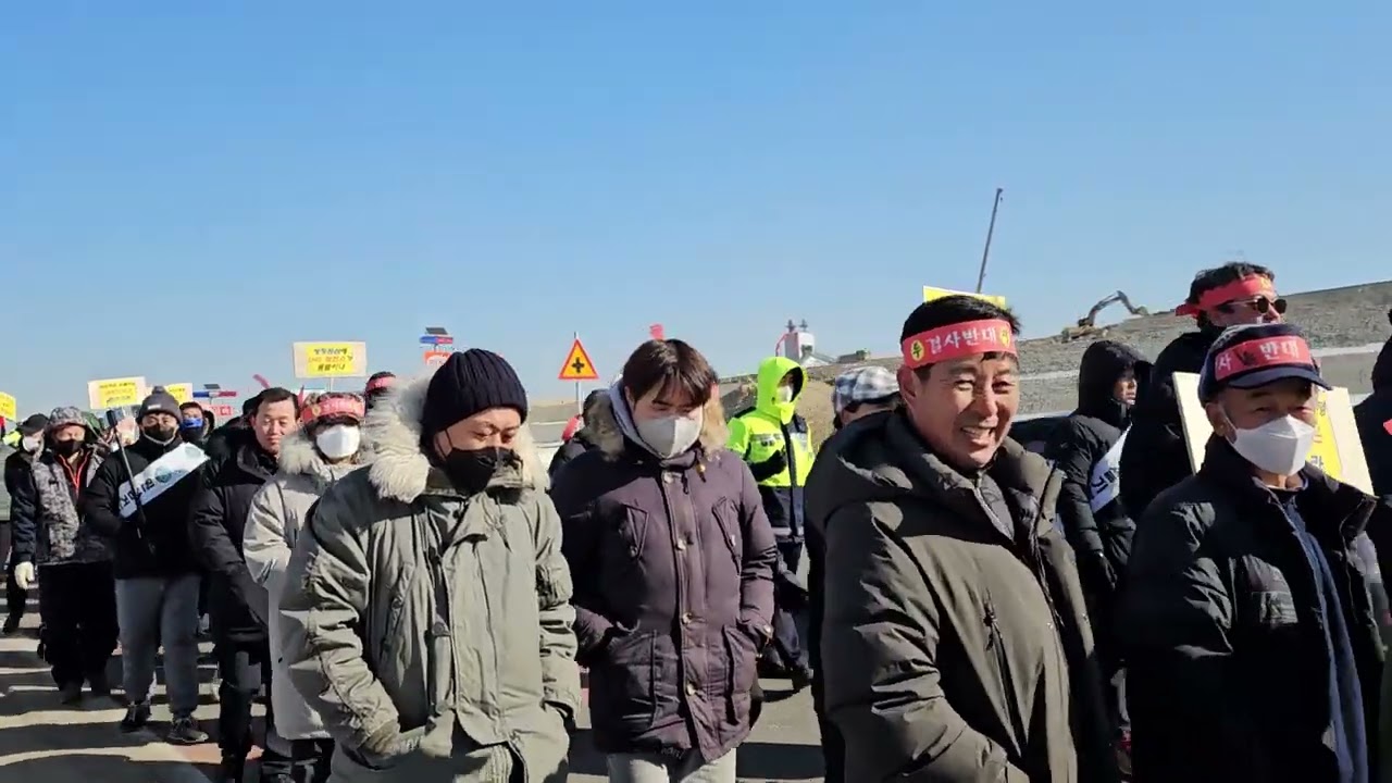 수원뉴스 TV_SK하이닉스 공사현장 앞 도로 시위 모습