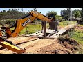 Retroescavadeira batendo estaca no banhado (Backhoe Hitting Piles)