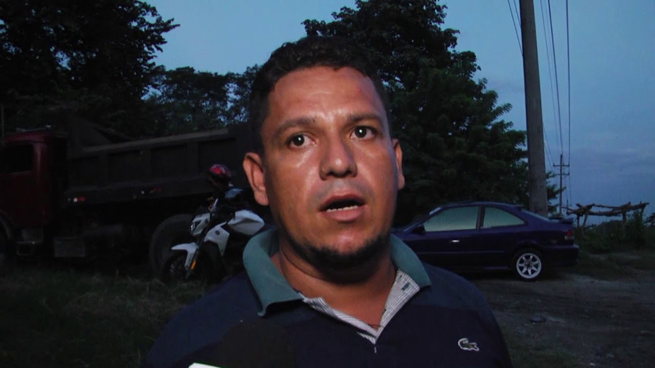 MAL ESTADO DE CALLES, SE ENCUENTRA DESTRUIDA POR MUCHO TRANSITO DE EQUIPO PESADO - YouTube