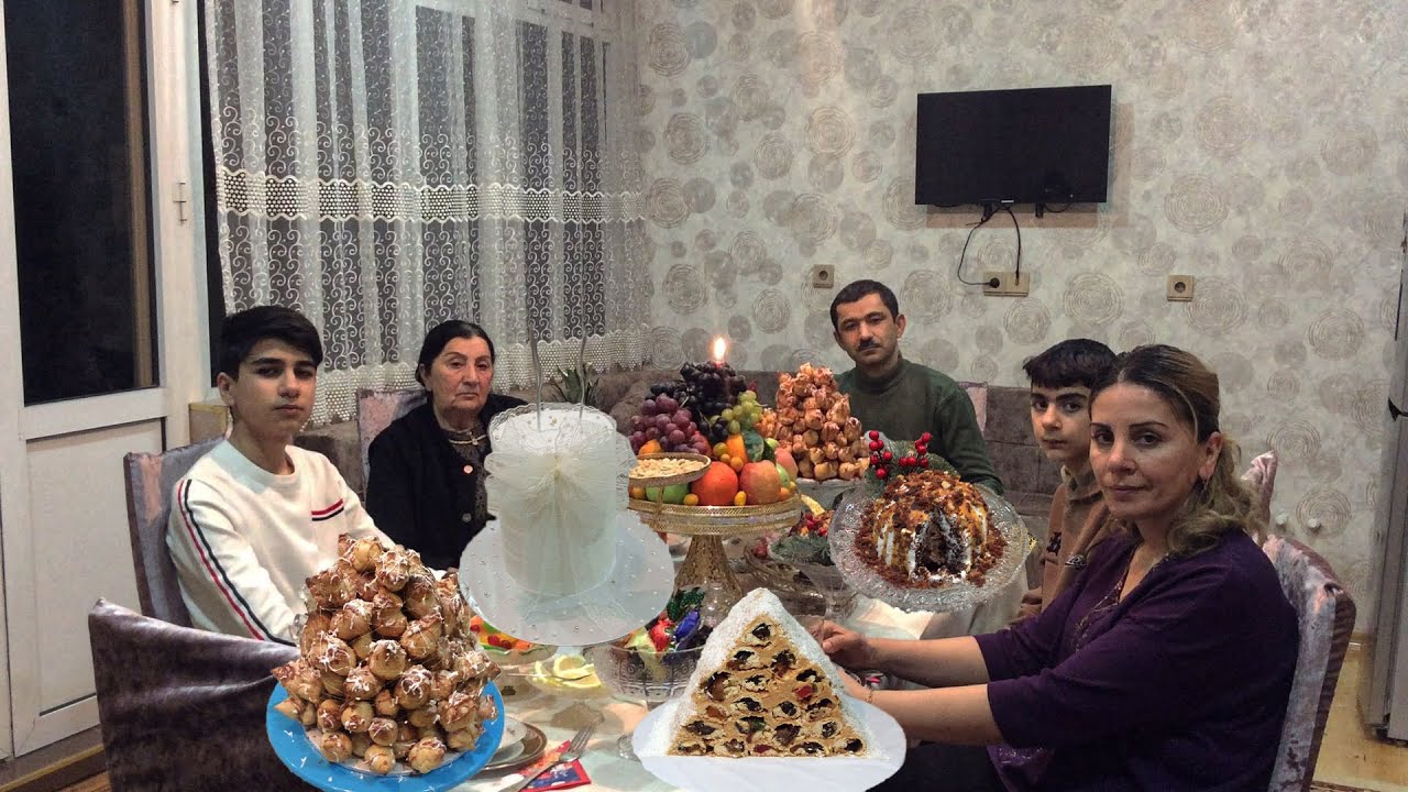 В первом видео 2025 года мы украсили интересные торты и красивый чайный стол.