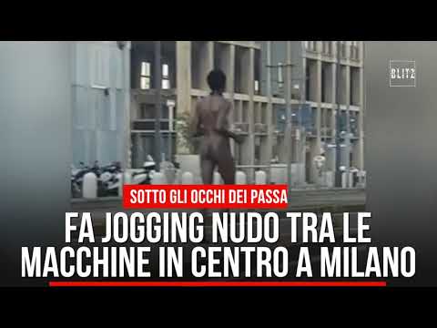 Fa jogging nudo tra le macchine in centro a Milano