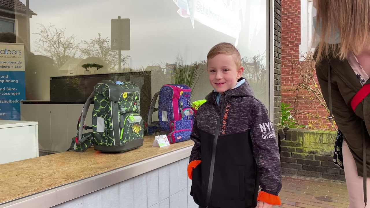 Leon sucht sich einen Schulranzen aus - Schulranzen-Meile Büro Albers